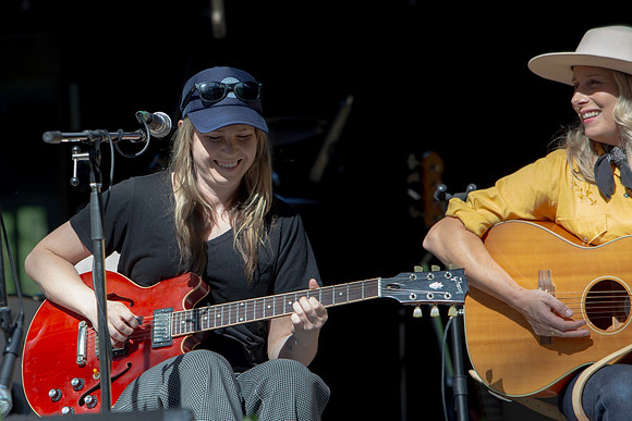 Emily Burgess & Melissa Payne at Blues Holler in Uxbridge
