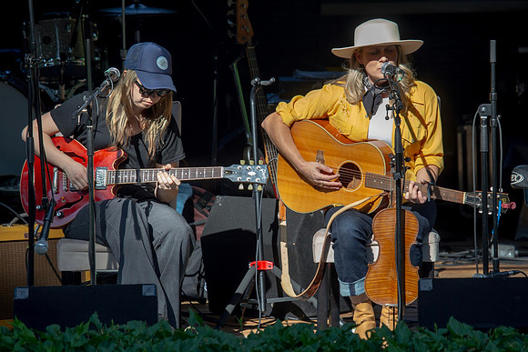 Emily Burgess & Melissa Payne at Blues Holler in Uxbridge