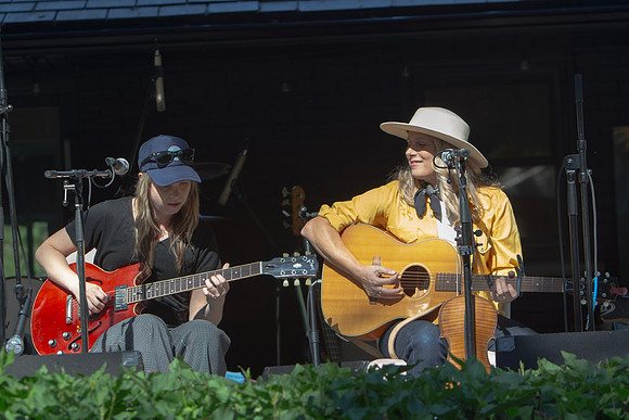 Emily Burgess & Melissa Payne at Blues Holler in Uxbridge
