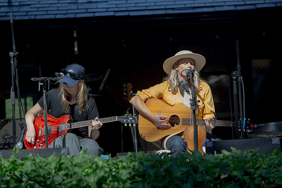 Emily Burgess & Melissa Payne at Blues Holler in Uxbridge